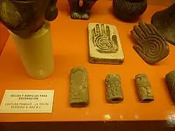 Vitrina con objetos de la cultura Tumaco-La Tolita. Estos sellos y rodillos para decoración se calcula que son del periodo 0-400 d. C.