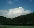 Cumulus congestus tras una montaña.