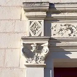 Capitel con putti y cabeza de mártir