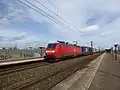 Un tren de mercancías de DB Cargo Scandinavia pasando por la estación de Trekroner.