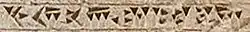 El presunto nombre de los antiguos macedonios: 𐎹𐎢𐎴𐎠𐏐𐎫𐎣𐎲𐎼𐎠, Yaunā takabarā, «jonios con sombreros de escudo», refiriéndose al pétaso o causia.[9]​