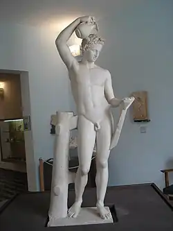 Sátiro escanciador, copia romana hallada en 1797 en la Villa Sora en Torre del Greco, cerca de Nápoles. Según el modelo praxiteliano.