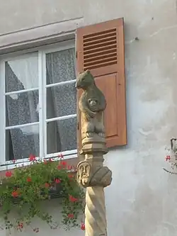 Imagen de la fuente de la Place du Marché de Dambach-la-Ville, evocando el episodio del oso y la vid.