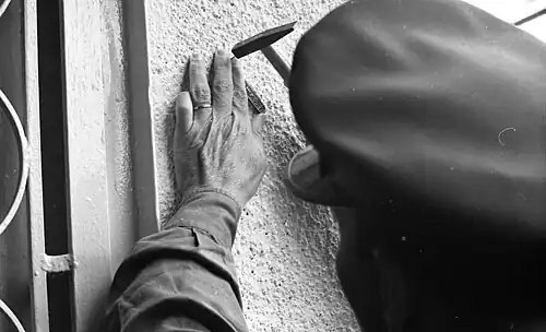 Policìa israelí poniendo una mezuzá, 1969