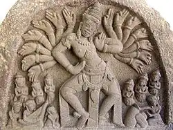 Este tímpano del siglo X de la danzante Shivas una transición entre los estilos Dong Duong y Khuong My.