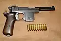 Una 9 mm Bergmann M1910/21 con municiones.