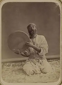 Tambor dayra del Asia central. Fotografía hecho entre 1865 y 1872.