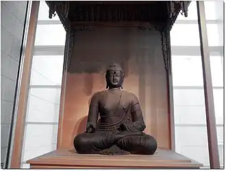 Buda sentado, de principios del siglo X. Hierro fundido, altura 150 cm. Museo Nacional de Corea.