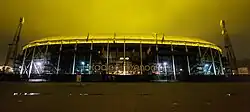 El estadio iluminado por la noche con iluminación para el césped.
