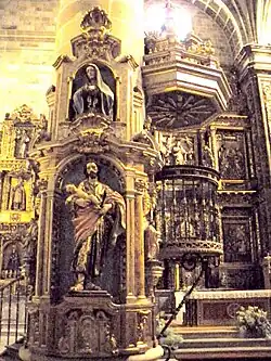 Vista de los retablos del lado de la epístola.