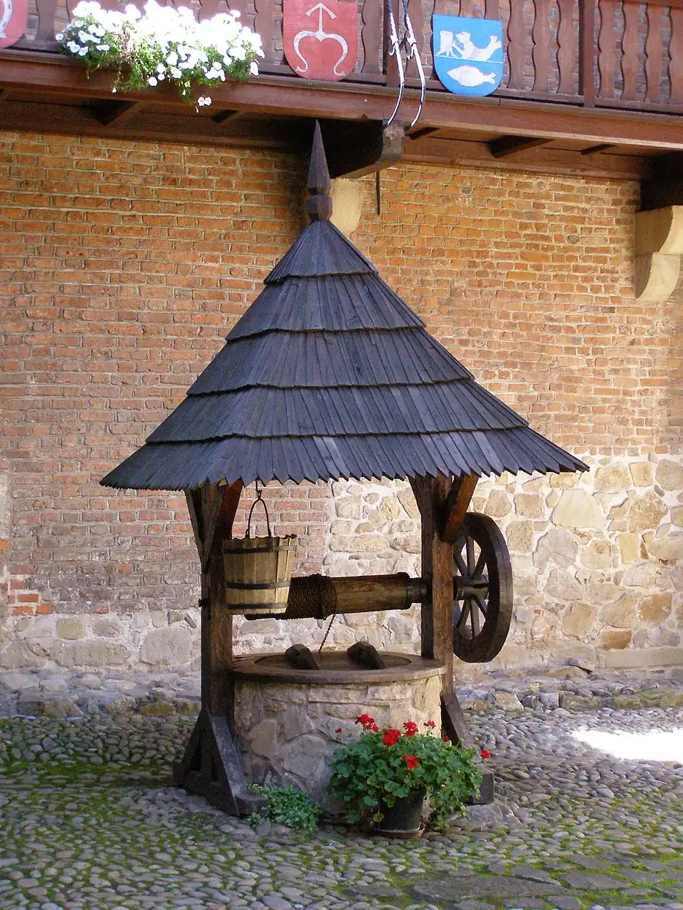 Torno simple montado sobre el brocal de un pozo