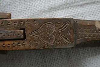 Decoración de un instrumento de madera del País sículo