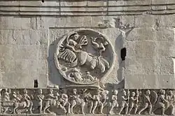 Uno de los tondos o medallones del arco.