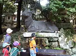 Temizuya con imagen de ciervo en el Parque de Nara.