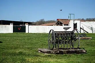 Explanada delante de los corrales.