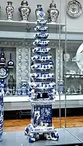 Florero piramidal de cerámica de Delft (1695), altura: 160 cm.
