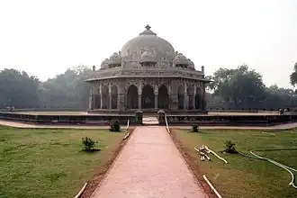 La tumba de Isa Khan (ca. 1548) en Delhi, ejemplo de mausoleo tardío en el sultanato. Son características la planta octogonal, la cúpula y la arcada circundante con cubierta en voladizo. La parte superior de loto de la cúpula y los chattris anticipan el estilo mogol posterior.