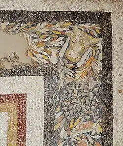 Detalle de un mosaico del barrio de los Joyeros de Delos donde se muestra una cabeza de toro con decoración vegetal.