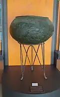 Trípode con caldero, Museo Arqueológico de Delfos.