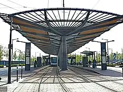 Polo de intercambios de Denain (Francia), que permite conectar el tranvía con los autobuses urbanos o regionales de Valenciennes, que pueden aparcar alrededor de la estación del tranvía