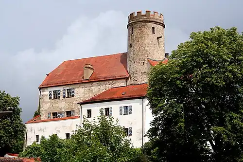 El castillo de Thierlstein, en Cham, Baviera, es un ejemplo del uso de ambos vocablos en alemán, Schloss y Burg, para ciertos castillos: Schloss Thierlstein / Burg Lichtenstein.