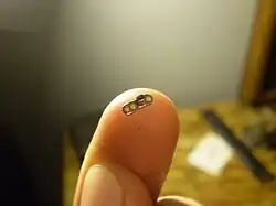 Implante microdermal en el dedo índice