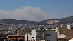 Nube de humo del incendio de Dervenochoria visto desde Ilion a las 2:20 p. m. del 18 de julio del 2023.