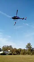 El G.O.E realizando Rápel desde un helicóptero Eurocopter AS350 Ecureuil.