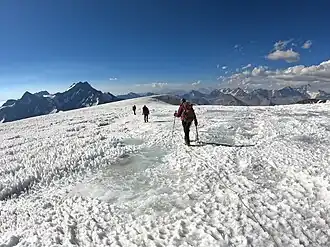 Descenso por la zona Glaciar. Las altas temperatura hacen que aparezcan grietas que antes no fueron visibles.