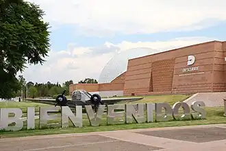 Entrada peatonal y de automóviles