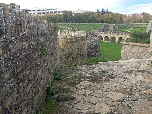 Baterías bajas vistas desde una aspillera del plano superior del baluarte de Santa María