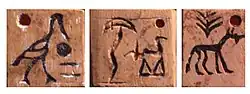 Diseños en algunas de las etiquetas o fichas de Abydos , Egipto , con fecha de carbono hacia 3400-3200 a. C.[14]​[43]​ Son prácticamente idénticos a las etiquetas de arcilla contemporáneas de Uruk , Mesopotamia.[45]​
