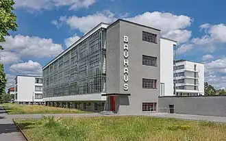 El edificio de la Escuela Bauhaus en Dessau, diseñado por el propio Walter Gropius