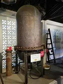 El viejo alambique de la destilería Senior & Co.