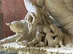 Rómulo y Remo al pie de la estatua.