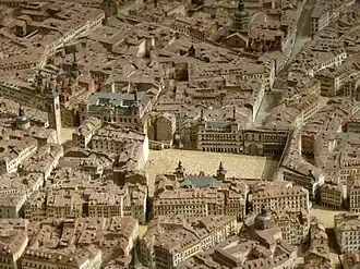 En el centro de Madrid se levantaron casas de pisos durante el Antiguo Régimen, destacando las de la Plaza Mayor (maqueta de Gil de Palacio, 1828-1830).