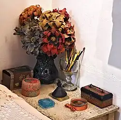 Detalle de mesa de noche de Frida Kahlo