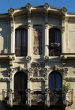 Detalle del edificio de la Via Pifetti 10.