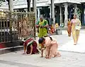 Mujeres realizando devociones hinduistas en el templo Kapaleeshwarar de la diosa Shiva (Chennai, India).