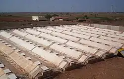 El condensador en Satapar en la India se compone de once crestas. Las crestas son trapezoidales en sección (top 50 cm, base 200 cm, dos lados inclinados 30 grados respecto a la horizontal, altura 100 cm) y cada uno es de 20 m de largo. Las crestas están construidos sobre terreno de suave pendiente. Todas las crestas drenan en una tubería común en la parte inferior y que conduce a un almacenamiento bajo tierra. El agua para uso debe ser retirada mediante una bomba de mano. El sistema fue encargado a principios de abril de 2007. El coste total de la instalación ha sido Rs 117 000.