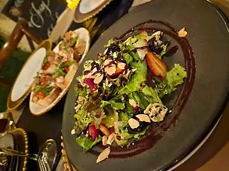 Se sugiere consumir alimentos variados, procurando equilibrar la dieta saludable y recomendando siempre la ingesta de frutas y verduras.