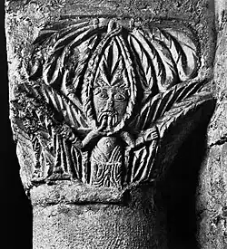 Cabeza de una criatura antropomorfa con zarcillos que salen de su boca y corren en un bucle. 1002-1018