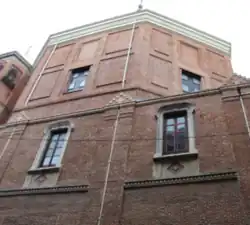 Paredes, zócalos, dinteles, ventanas y puerta de la iglesia.