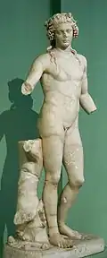 Dioniso flanqueado por una pantera, encontrado en 1879. Mármol pentélico, obra romana según modelos helenísticos (Centrale Montemartini)