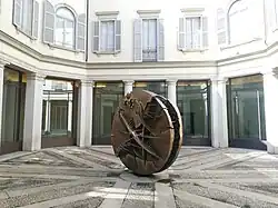 Disco in forma di rosa del deserto n. 1 (1993-1994), patio del palacio Anguissola, Milán