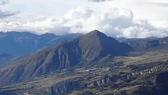 Parte del distrito de Uco (C.P. Uco y el cerro San Cristóbal) visto desde ladera noroeste del Misión Jirca (distrito de Huacachi).