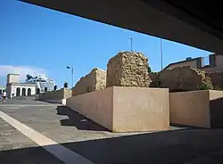 Vista del puerto de Nápoles desde la salida de la estación Municipio, con una panorámica de los restos de los muros del antiguo puerto.