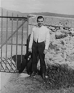 El torero Domingo Ortega, quién lograra reunificar gran parte de la dehesa bajo su posesión, a la puerta de esta el 5 de junio de 1935