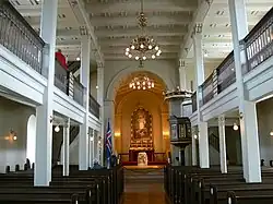 Interior, hacia el altar