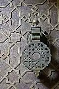 Motivos geométricos en el revestimiento de bronce de las puertas de la Madrasa de Al-Attarine (siglo XIV)